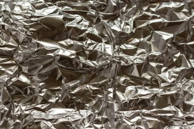 Jak właściwie i bezpiecznie używać folii aluminiowej?
