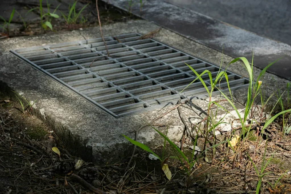 Jak działa zgarniacz hydrauliczny osadu dennego w oczyszczalni ścieków